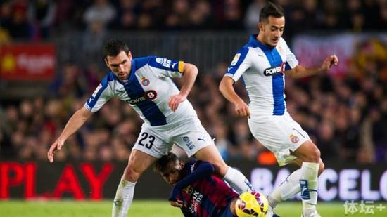 　巴斯克斯（右）效力西班牙人时防守内马尔