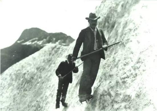 攀登者们穿着劳伦特改良的冰爪终于能直立行走在陡峭的冰壁上了。图片来源：climbing.com