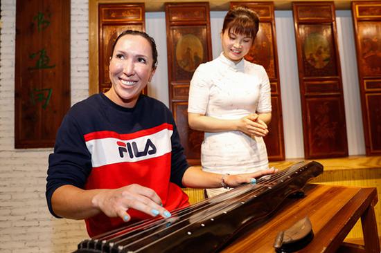 扬科抵达深圳体验中国茶文化哈勒普尝试水彩画