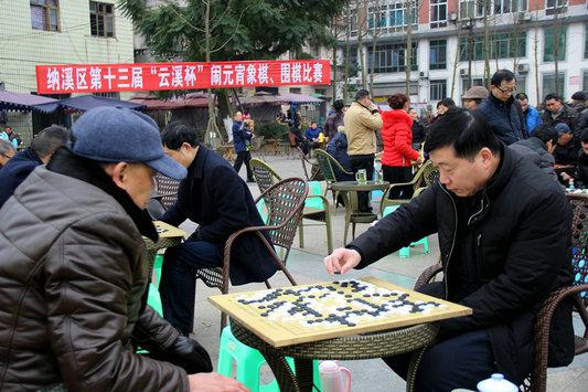 围棋选手在沉着应战