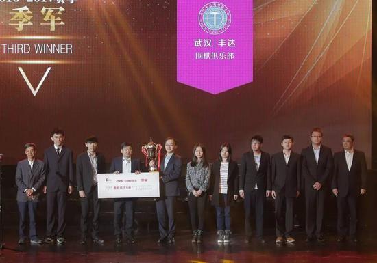 颁奖嘉宾:中国围棋协会主席王汝南(左一),广州市政府副市长、中国围棋协会副主席王东(右一)