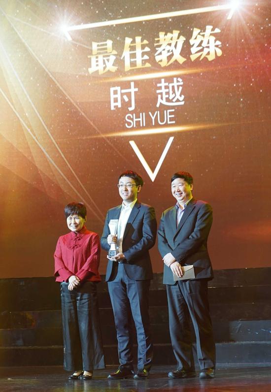 颁奖嘉宾:中国国家围棋队领队华学明七段(左一),中国围棋队总教练俞斌九段(右一)