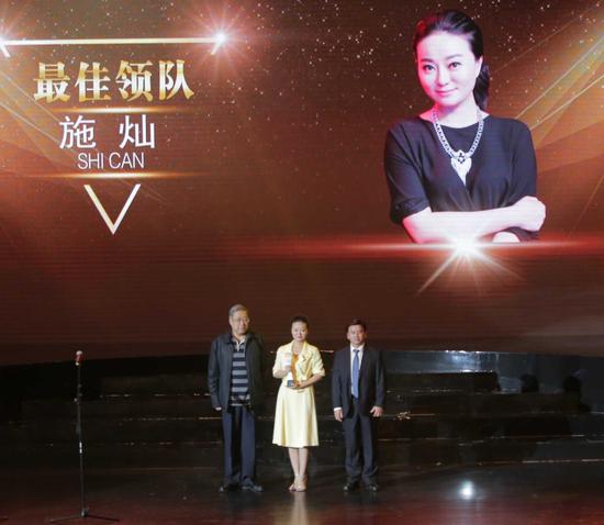 颁奖嘉宾:中国围棋协会副主席林建超将军(左一),广西壮族自治区人民政府副秘书长吴建新(右一)