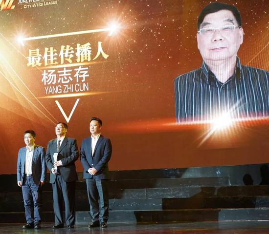 颁奖嘉宾:新华社体育部主任许基仁(左一),中央电视台体育频道竞赛部副主任王平(右一)