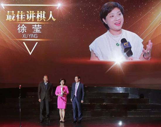 颁奖嘉宾:上海市体育局副局长赵光圣(左一),广西壮族自治区体育局副局长卢意文(右一)