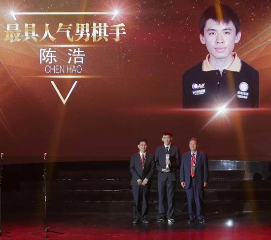 颁奖嘉宾:中国足球协会副主席容志行(右一),城市围棋联盟理事长容坚行(左一)