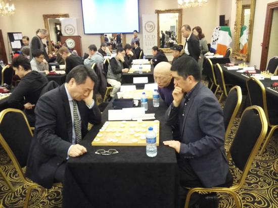 都柏林大学孔院外方院长王黎明(左)和中方院长蔡永强对弈