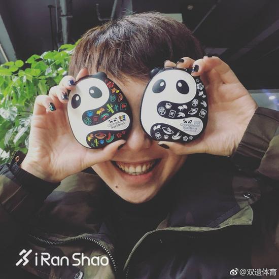 这还没完,成都双遗马拉松还设计了一系列纪念品,什么T恤、钥匙扣、纪念奖牌,什么都有,生动诠释马拉松也能出周边。