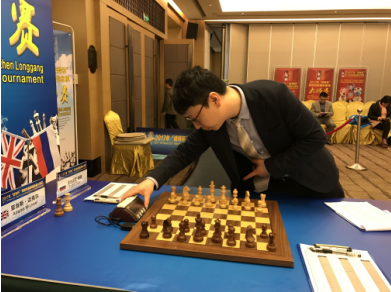 赛前认真检查棋钟的裁判长朱家琪