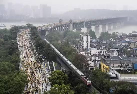 马拉松选手经过武汉长江大桥