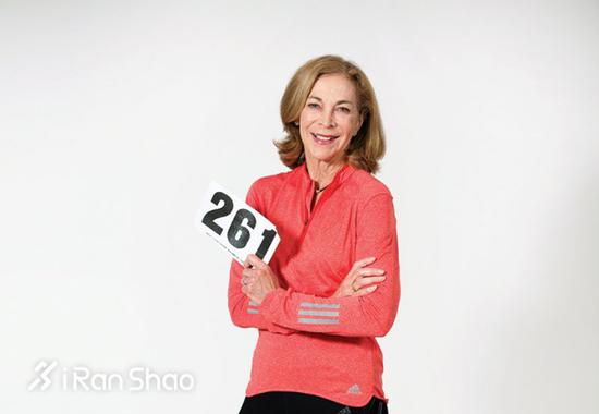 凯瑟琳手持自己的261号码牌参加品牌活动