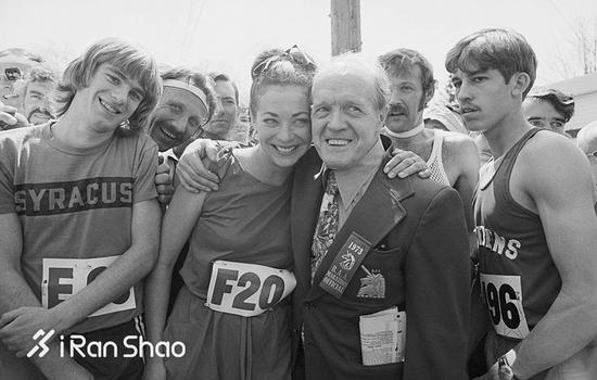 乔克森普尔Jock Semple与凯瑟琳握手言和,于1973年波马前合影纪念