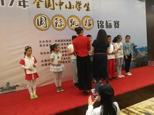 本次比赛是今年国际跳棋项目规模较大的全国性比赛,参赛队伍、人数均多于往年。经过三天九轮激烈的竞争,最终比赛结果如下: