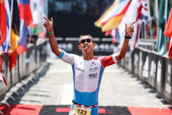 巴斯斩获ironman 70.3柳州站年龄组冠军