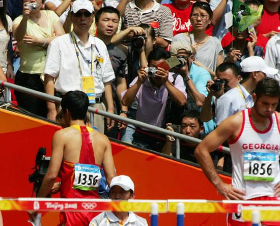 2008年8月18日,国家体育场,北京奥运会田径项目男子110栏预赛,刘翔遗憾因伤退赛。我的奥运完了,也挺好