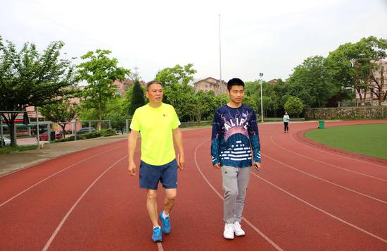坚持跑步两年!大一校园v校园110斤成男生男神腰哈瘦越来越士奇图片