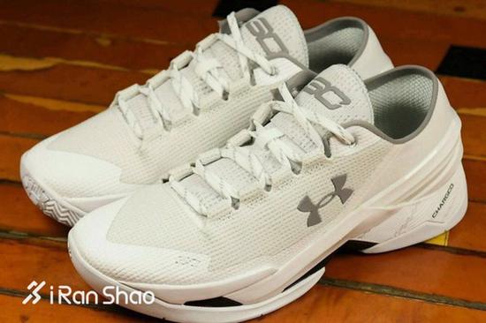 库里的这双低帮二代被美国民众吐槽只有老人会穿，“2016年最失望”的篮球鞋
