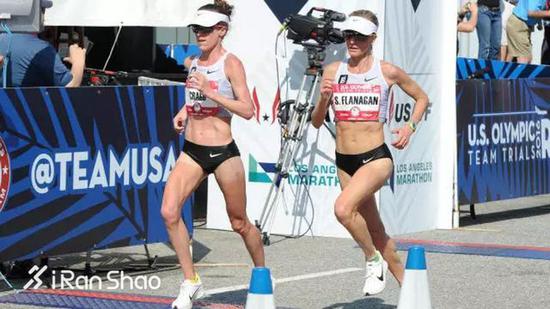 艾米·克雷格（ Amy Cragg ）和莎拉尼·弗拉纳甘（Shalane Flanagan）