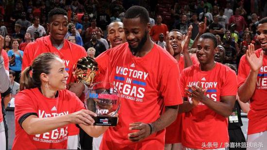 2015年夏天西蒙斯拿到夏季联赛总决赛MVP。