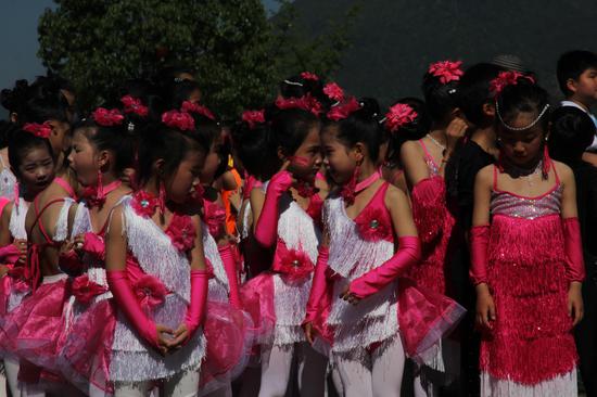 
开幕式当地小学生表演群体