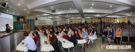谢军在实验小学战旗分校做推广