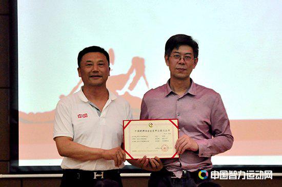 李国华(左)为学校授予中国桥协单位会员证书