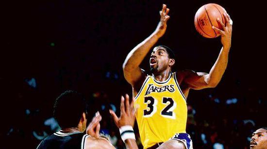 这十人詹姆斯排名第一有争议吗?艾弗森仅提名