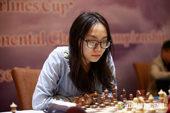 雷挺婕和越南棋手黄氏宝婵进行了一场捉后游戏,进入残局后小雷尽管兵形分散,但位置靠前,双方不得三次重复互交白卷。