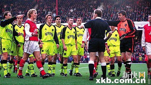 在1999赛季的足总杯，阿森纳以一个有争议的进球击败谢菲尔德联队。对如此不绅士的胜利，温格做出决定：申请与对手重赛。