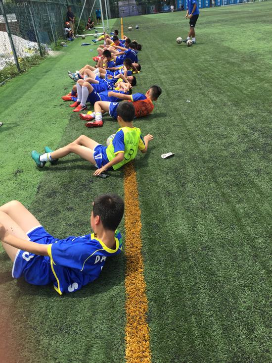 下课前做放松运动