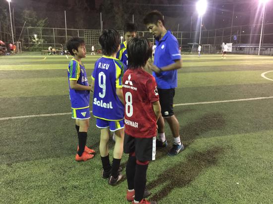 比赛结束后乐山给几名队员点评。立正,队员教练互相鞠躬大喊,“ありがとうございました。(谢谢)”,彼此击掌,解散回家。