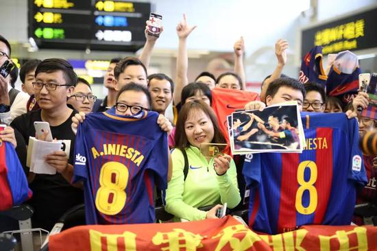 伊涅斯塔抵达重庆 参观力帆俱乐部与小球员互