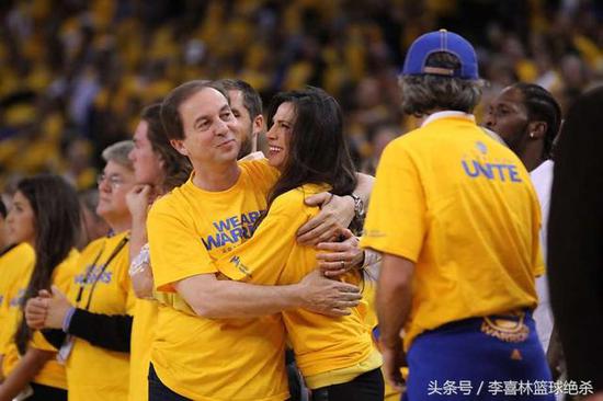 (拉科布与妻子观看总决赛。)