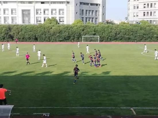 北大球王差点淘汰上港 考完试坐高铁踢足协杯