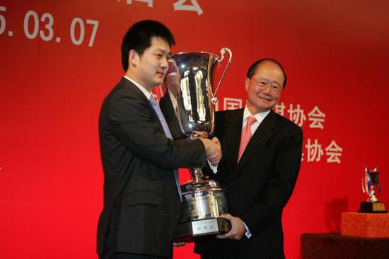 12年前的应明皓董事长和常昊都显得年轻。