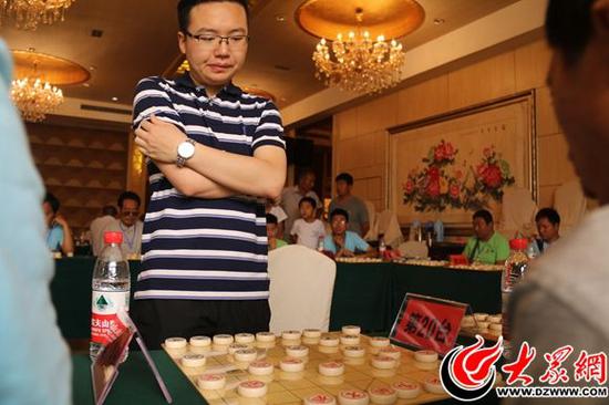 国际特级象棋大师郑惟桐比赛中认真思索