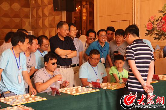 国际特级象棋大师郑惟桐跟棋手们车轮战现场