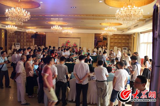 活动现场吸引了众多象棋爱好者参与