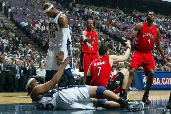 被裁+球衣退役!你只是被击倒没有被击败