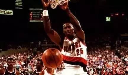 被裁+球衣退役!你只是被击倒没有被击败