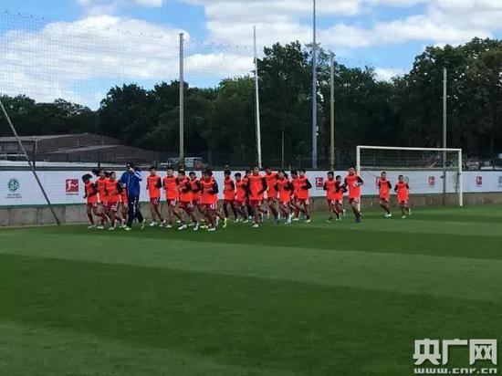 近平同默克尔一起观看中德青少年足球友谊赛_