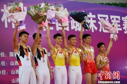 “冠军搭档”董栋和涂潇获得男子双人同步冠军。