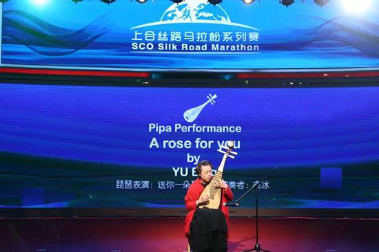 发布会上以一曲琵琶演奏:《送你一朵玫瑰》开场(演奏者:俞冰)