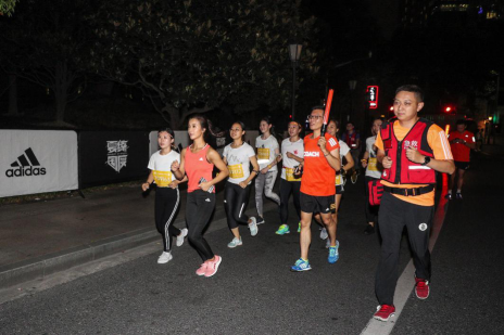 在夏夜清爽的晚风中，跑者们完成了本次 “UltraBOOST X 3K 女子跑”的挑战