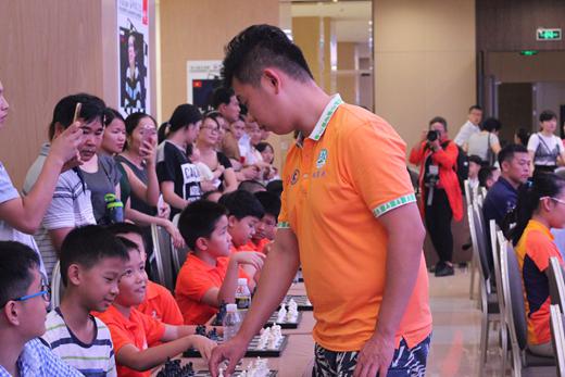 王皓指导小棋手