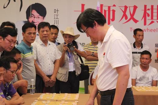 叶江川大师的中国象棋水平同样不俗,双棋大战也是今天一大亮点。