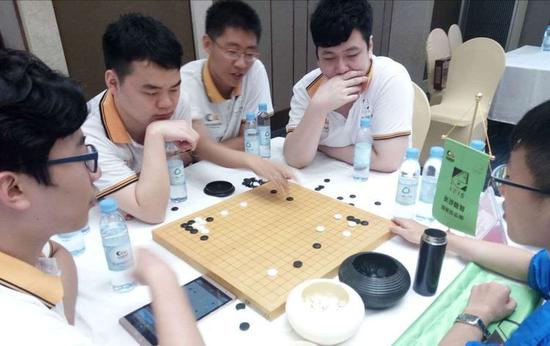 双方主力在中腹大打出手,舒一笑指挥白军左碰右打,战至86手跳出包围圈。