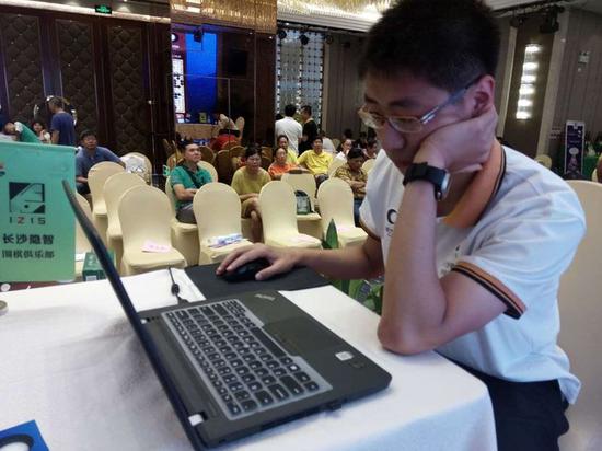 蔡文驰边佯攻中腹未安定黑龙边收官,胜利天平渐渐向白方倾斜。