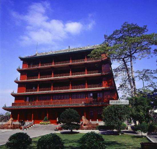 镇海楼是广州标志性建筑之一，位于广州越秀山上，这回平白无故地中了枪。