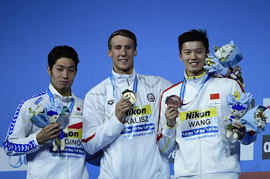 汪顺(右)获得世锦赛200米个人混合泳铜牌。本文图片 视觉中国